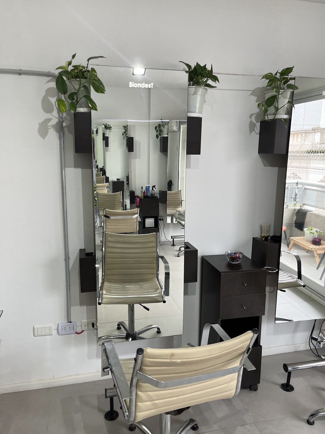 Interior del salón boutique Blondest
